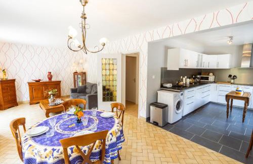 Amboise House | Clos Fleuri : Amboise Home with Amazing Gardens