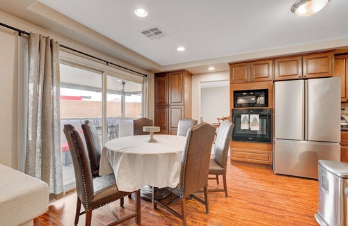 Enterprise House | Close to Airport, Stadium, and Strip. Villa with Amazing Pool and BBQ/Bar Area