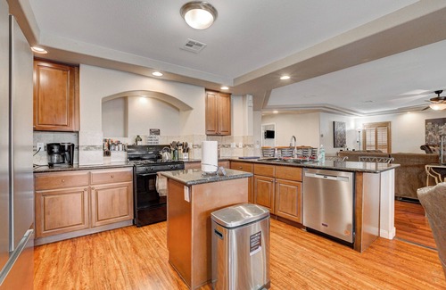 Enterprise House | Close to Airport, Stadium, and Strip. Villa with Amazing Pool and BBQ/Bar Area