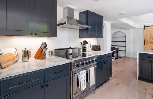 Marietta House | Close to Atlanta | Sleeps 12 | Hot Tub | BBQ Grill