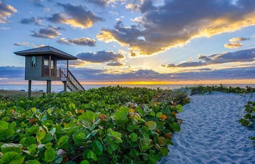 Delray Beach House | Close to Atlantic Ave, Beach! Hot Tub-5 Beds-King