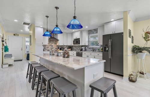 Mid Island House | Close to Beach, Secluded Pier with Partial Bay Views - Blue Bayou A - Roelens