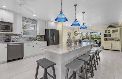 Mid Island House | Close to Beach, Secluded Pier with Partial Bay Views - Blue Bayou A - Roelens