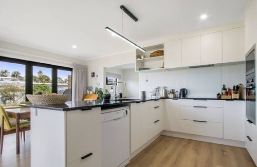 Waihi Beach House | Close to beach and shops