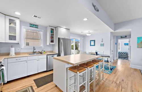 Ship Bottom Apartment | Close to Beach & Bay , 3-BR, 2- Bath, Sleeps 8, Private yard, Outdoor Shower