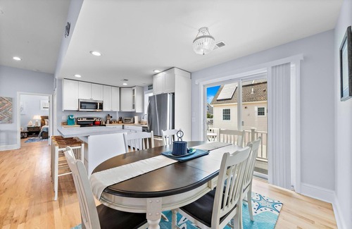 Ship Bottom Apartment | Close to Beach & Bay , 3-BR, 2- Bath, Sleeps 8, Private yard, Outdoor Shower