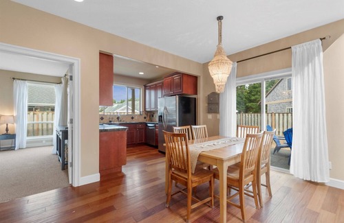 Long Beach House | Close to beach, Discovery Trail, Fenced Yard (Seag)