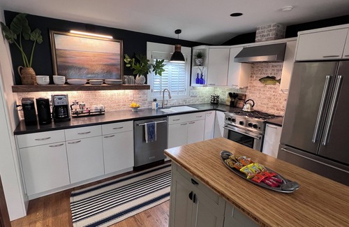 Saint Simons Heights House | Close to Beach! Free Golf Cart!