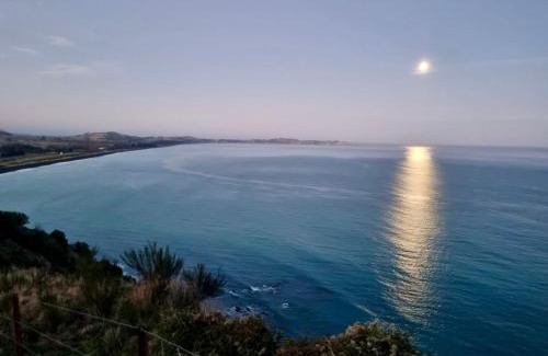 Kaikoura House | Close to Beach with Mountain Views in Puketa