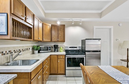 Douglas House | Close to Beaches, Downtown Douglas, & Saugatuck! - Lower Coastal Carriage House