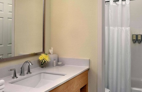 Burlington Apartment | Close to Burlington Mall! FREE Breakfast & Parking, Pool, Pet-friendly Property!