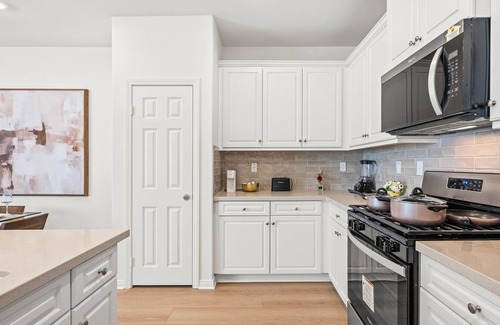 Ontario Condo | close to business district/Airport/free way