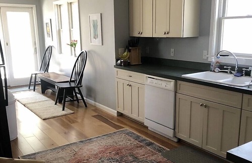 Leland House | Close to downtown Leland, Fishtown, Vans Beach. Hot tub.