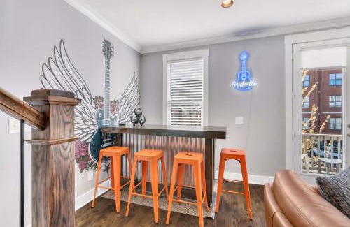 Eighth Avenue House | Close to DT Game Garage Bar Large Living Room