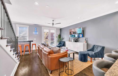 Eighth Avenue House | Close to DT Game Garage Bar Large Living Room