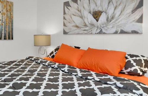 Southern Coast Apartment | Close to Everything Apartment in Saco w/ King Bed.
