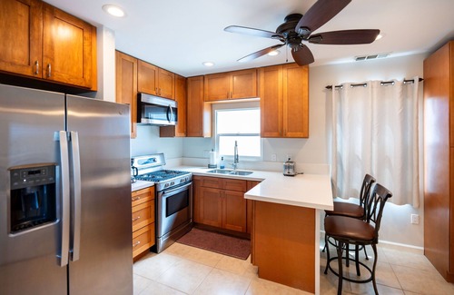 El Cerrito House | CLOSE TO EVERYTHING FUN - Charming 2-BR/2 BA house in San Diego WiFi AC parking