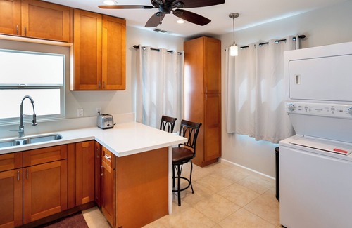 El Cerrito House | CLOSE TO EVERYTHING FUN - Charming 2-BR/2 BA house in San Diego WiFi AC parking