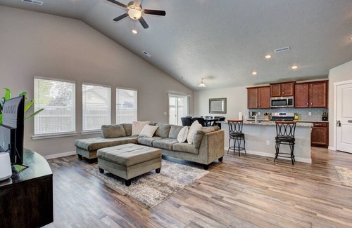 Nampa House | Close to Idaho Center~ King bed~5 TVs~Room for all