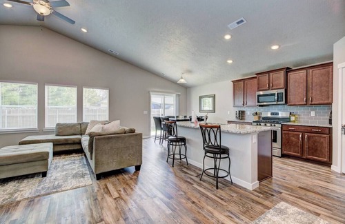 Nampa House | Close to Idaho Center~ King bed~5 TVs~Room for all