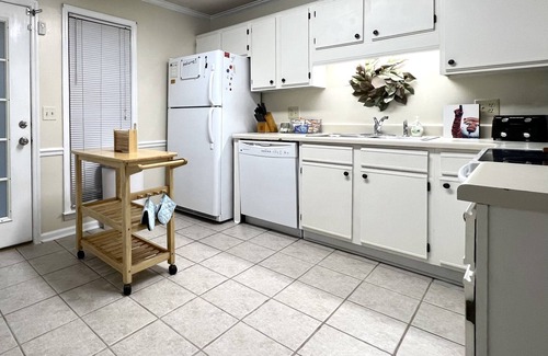 Auburn Condo | Close to it all. 1.5 blocks to Stadium! 2BR/2BA + RESERVED PARKING
