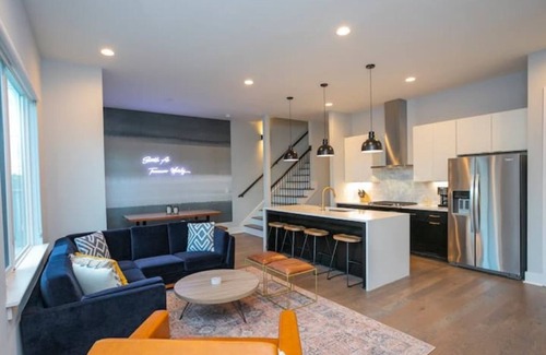Hope Gardens House | Close to it all*Rooftop*Photo Walls*BBQ on Roof