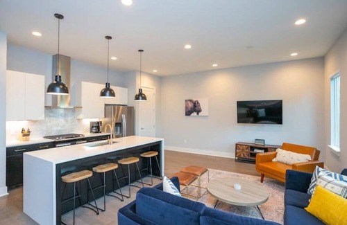 Hope Gardens House | Close to it all*Rooftop*Photo Walls*BBQ on Roof