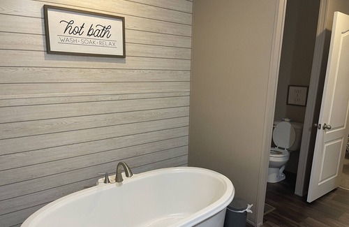 Jamestown House | Close to Jamestown Marina -5-7 min drive
