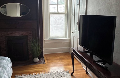 Midtown - Westport House | Close to KU. Great for Families. Restaurants within walking distance. Free WiFi