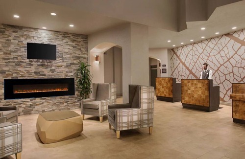 Lake Forest House | Close to Lake Oswego & Portland Japanese Garden! Onsite Parking, Pool!