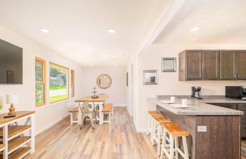 Green Bay House | Close to Lambeau 4BR Sleeps 8 Dog Friendly