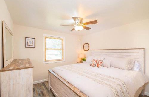 Green Bay House | Close to Lambeau 4BR Sleeps 8 Dog Friendly