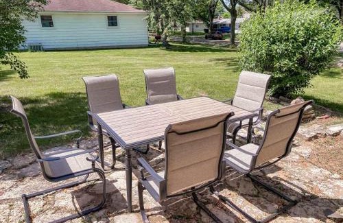 Green Bay House | Close to Lambeau 4BR Sleeps 8 Dog Friendly