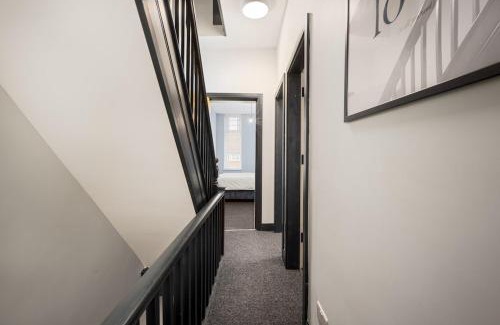 Salford Apartment | Close to Media City-Old Trafford - 5 Bedroom House