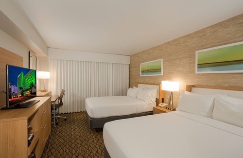 Mid Beach Hotel | Close to Miami Beach! 2 Comfortable Units, Outdoor Pool, Lummus Park Beach