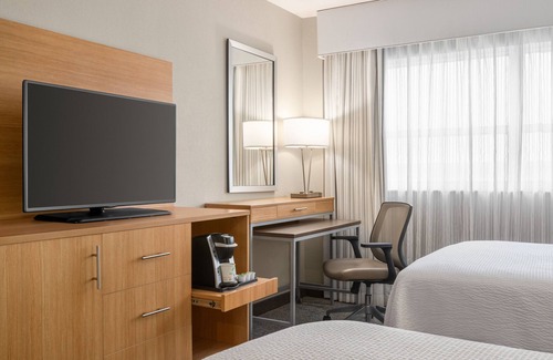 Mid Beach Hotel | Close to Miami Beach! 2 Comfortable Units, Outdoor Pool, Lummus Park Beach