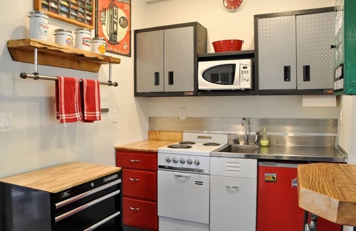 Kanab Apartment | Close to National Parks.The Star Garage, Sleep in a Vintage Truck Bed, Cool!