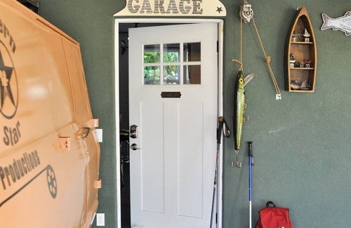 Kanab Apartment | Close to National Parks.The Star Garage, Sleep in a Vintage Truck Bed, Cool!