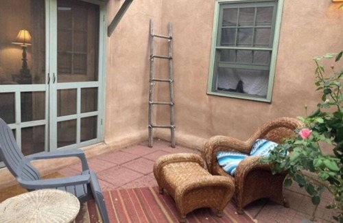 Santa Fe House | Close to Plaza!Charming Private 2 bedroom Casita, 2 fenced quiet courtyards