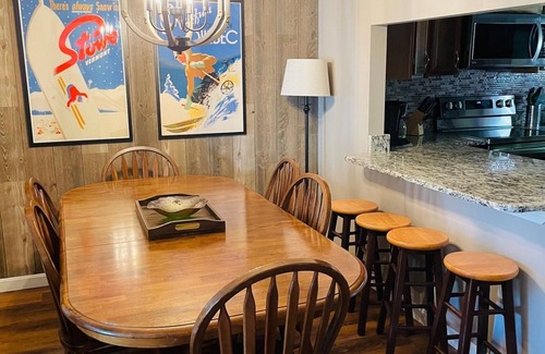 North Woodstock House | Close to shops/dining/town. TV, WiFi, AC, pet-friendly. A0125 by LRS