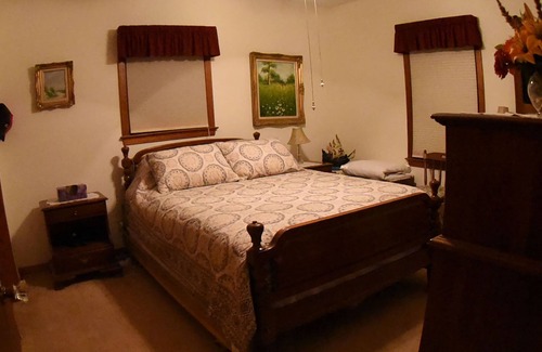 South Bend House | Close to South Bend & Notre Dame! Enjoy the quiet and quick trip to campus.