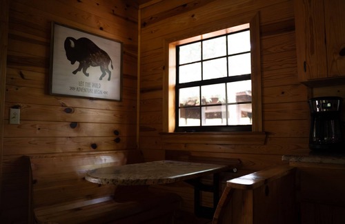 Broken Bow Cabin | Close to State Park Secluded & Private Fenced Yard For Dogs w/Hot Tub