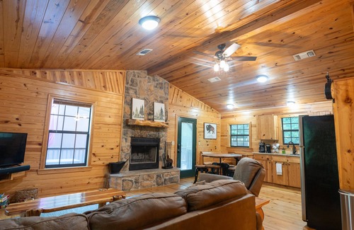 Broken Bow Cabin | Close to State Park Secluded & Private Fenced Yard For Dogs w/Hot Tub