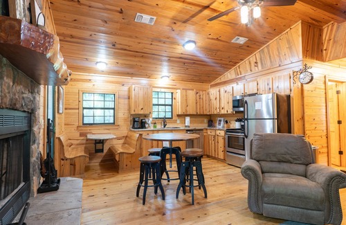 Broken Bow Cabin | Close to State Park Secluded & Private Fenced Yard For Dogs w/Hot Tub