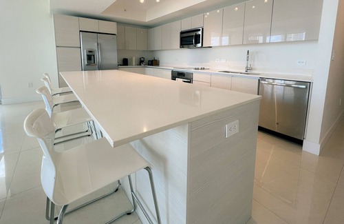 Hallandale Beach Resort | Close to the Beach! Family-sized condo with Amazing View