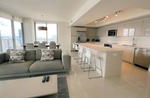 Hallandale Beach Resort | Close to the Beach! Family-sized condo with Amazing View