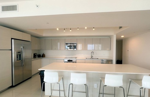 Hallandale Beach Resort | Close to the Beach! Family-sized condo with Amazing View