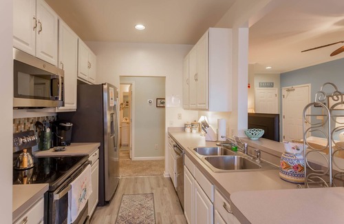 Rehoboth Beach Condo | Close to the Beach! Cute/Clean 2BR Condo Sleeps 4 w/Pool & Parking