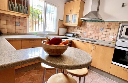 Urbanizacion Puerto de Estepona House | Close to the beach, central, private garden and fantastic views