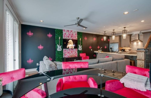 Eighth Avenue House | Close to the Gulch - Book Today